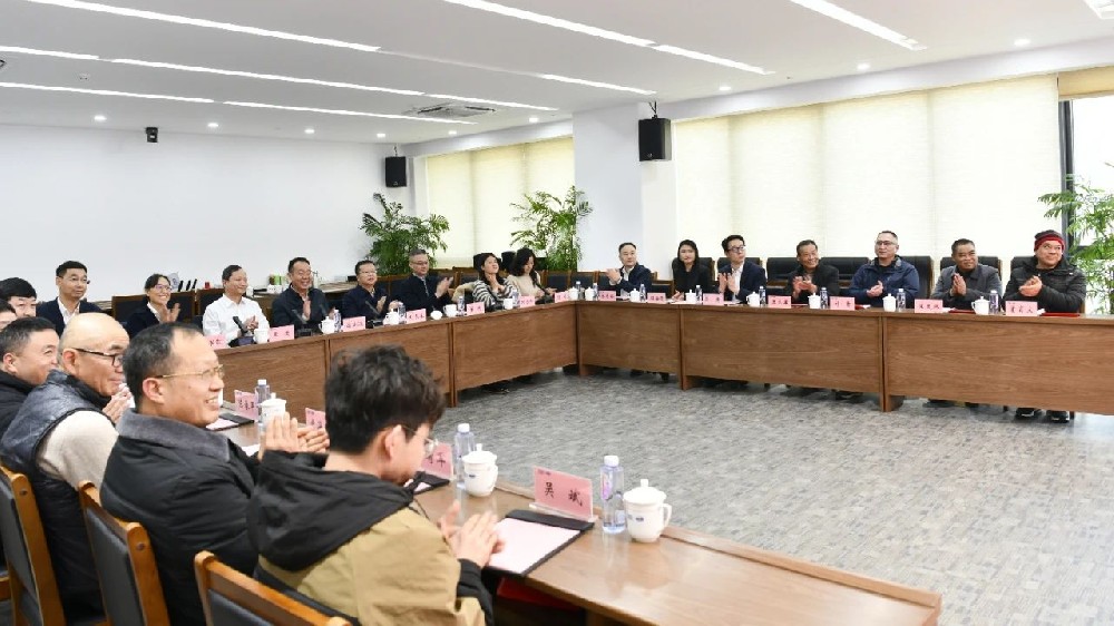 三方聯(lián)動 暖“新”關(guān)懷——海上勞動關(guān)系三方座談會暨慰問海員活動在江蘇遠(yuǎn)洋舉行