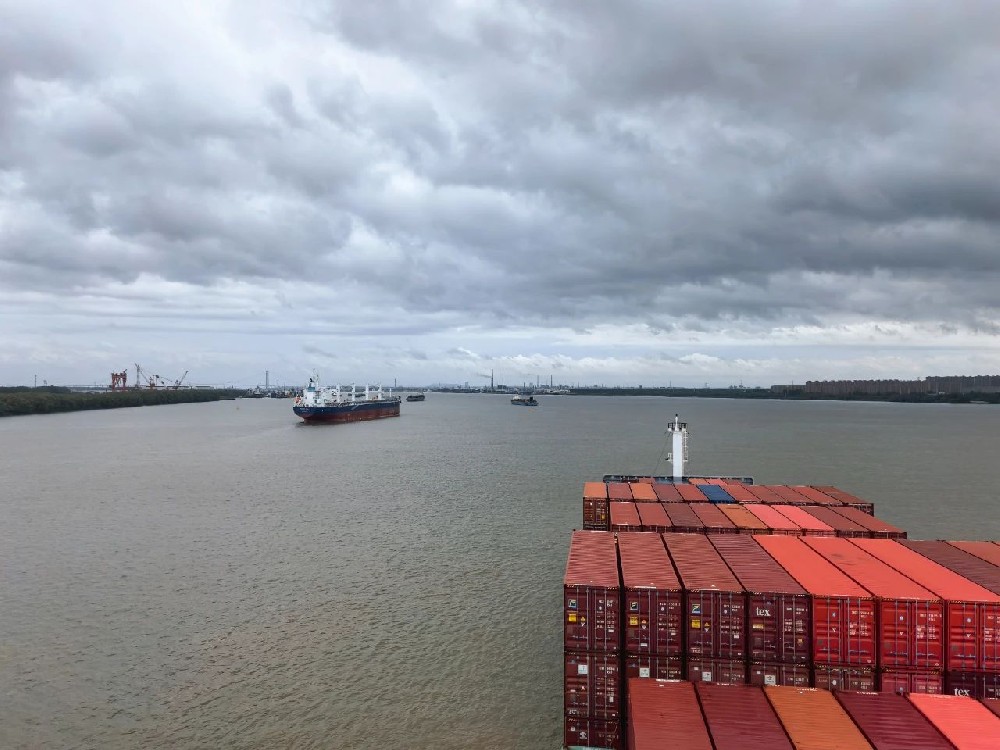 太海公司聞“風(fēng)”而動(dòng) 筑牢防線迎戰(zhàn)臺(tái)風(fēng)“竹節(jié)草”