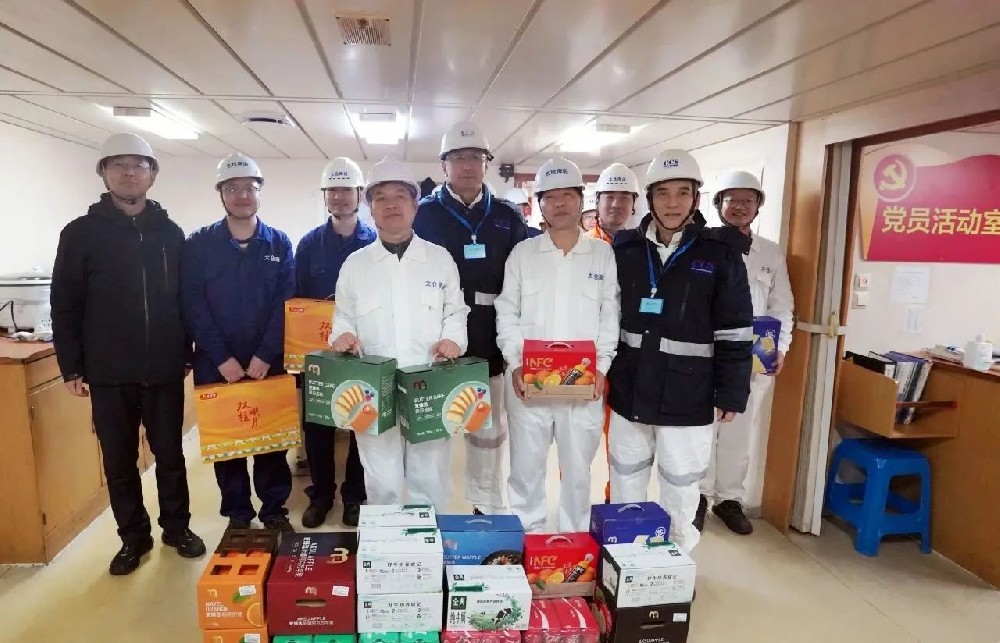 中國船級社總裁孫峰春節(jié)登輪慰問并進(jìn)行座談交流