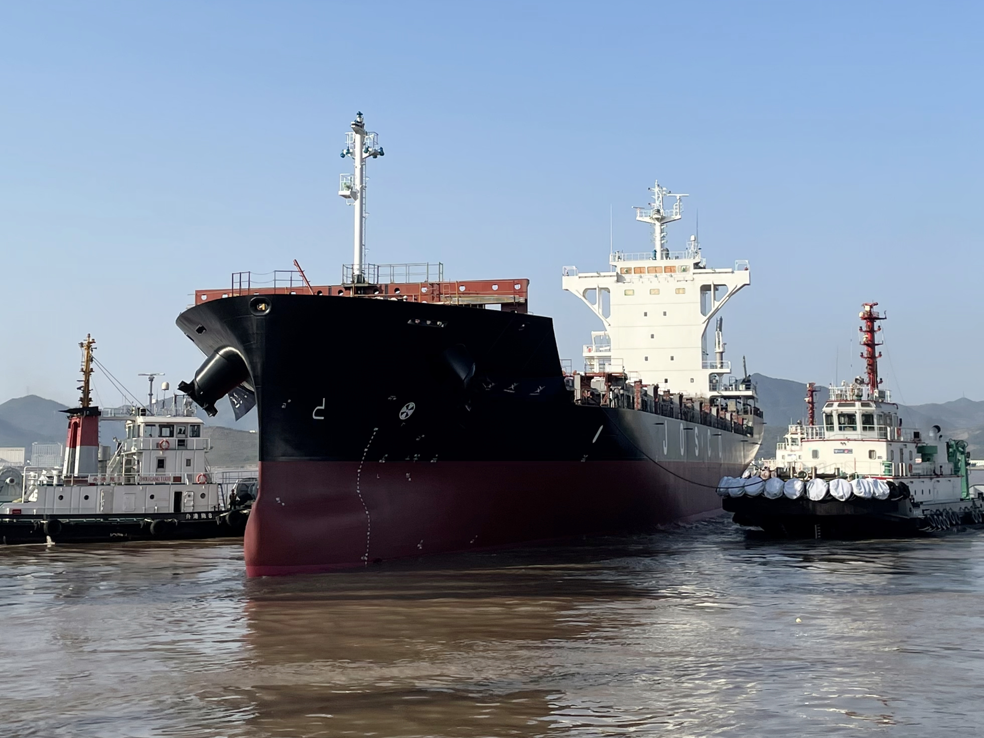 江蘇遠洋1091標箱新型集裝箱船下水