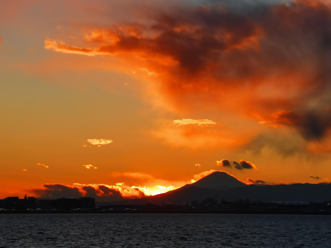 海員文藝社 | 請(qǐng)收下這份海景明信片，當(dāng)富士山遇上落日！