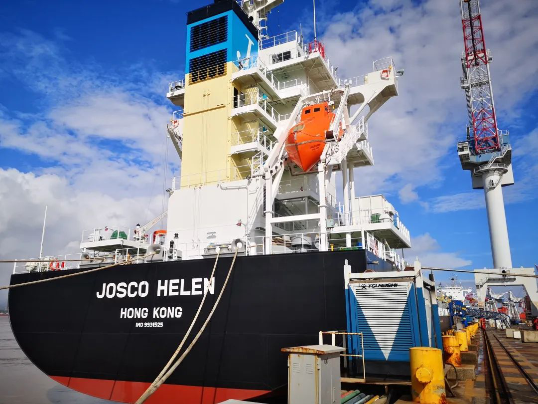 “江遠遠慧”輪接船側(cè)記