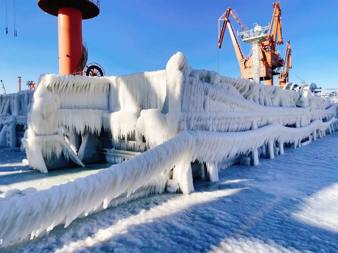 一線閃光紀(jì)實(shí) | 渤海上奏起錘子斧頭榔頭“冰雪交響”——“北部灣崇左” 輪破冰天津