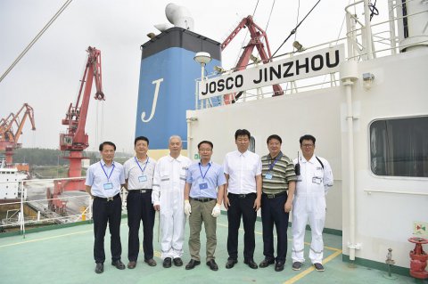 公司總經(jīng)理毛雪強(qiáng)一行對(duì)“錦州”輪進(jìn)行安全檢查和慰問(wèn)