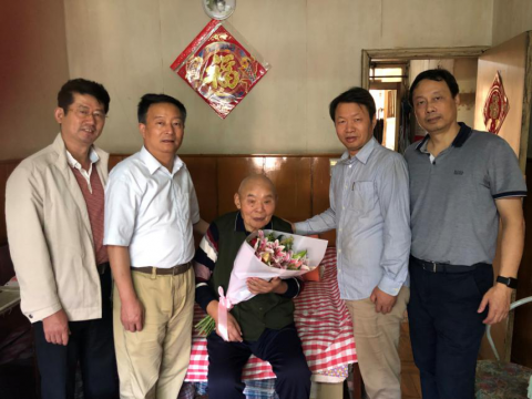 江蘇遠(yuǎn)洋領(lǐng)導(dǎo)班子慰問離休老干部和全國勞動(dòng)模范