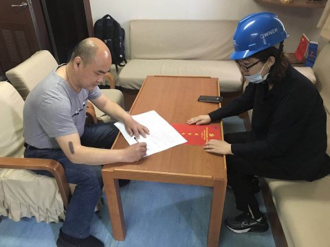 落實(shí)全面從嚴(yán)治黨 壓實(shí)黨建工作責(zé)任 ——紀(jì)檢監(jiān)察室赴“江遠(yuǎn)錦州”輪開(kāi)展廉潔課堂