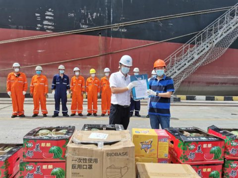 省港口集團工會主席章俊一行慰問江蘇遠洋一線船員