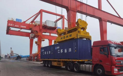 熱火朝天推發(fā)展 港航融合提質(zhì)效 首批“江蘇遠(yuǎn)洋”標(biāo)箱交付使用