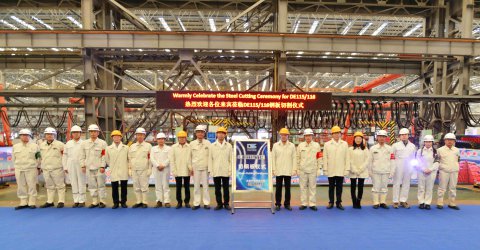 江蘇遠(yuǎn)洋投資建造的2艘6.4萬(wàn)噸超靈便型散貨船在大連開(kāi)工