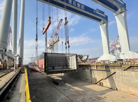 江蘇遠(yuǎn)洋1100箱位新型節(jié)能集裝箱船開(kāi)始龍骨鋪裝